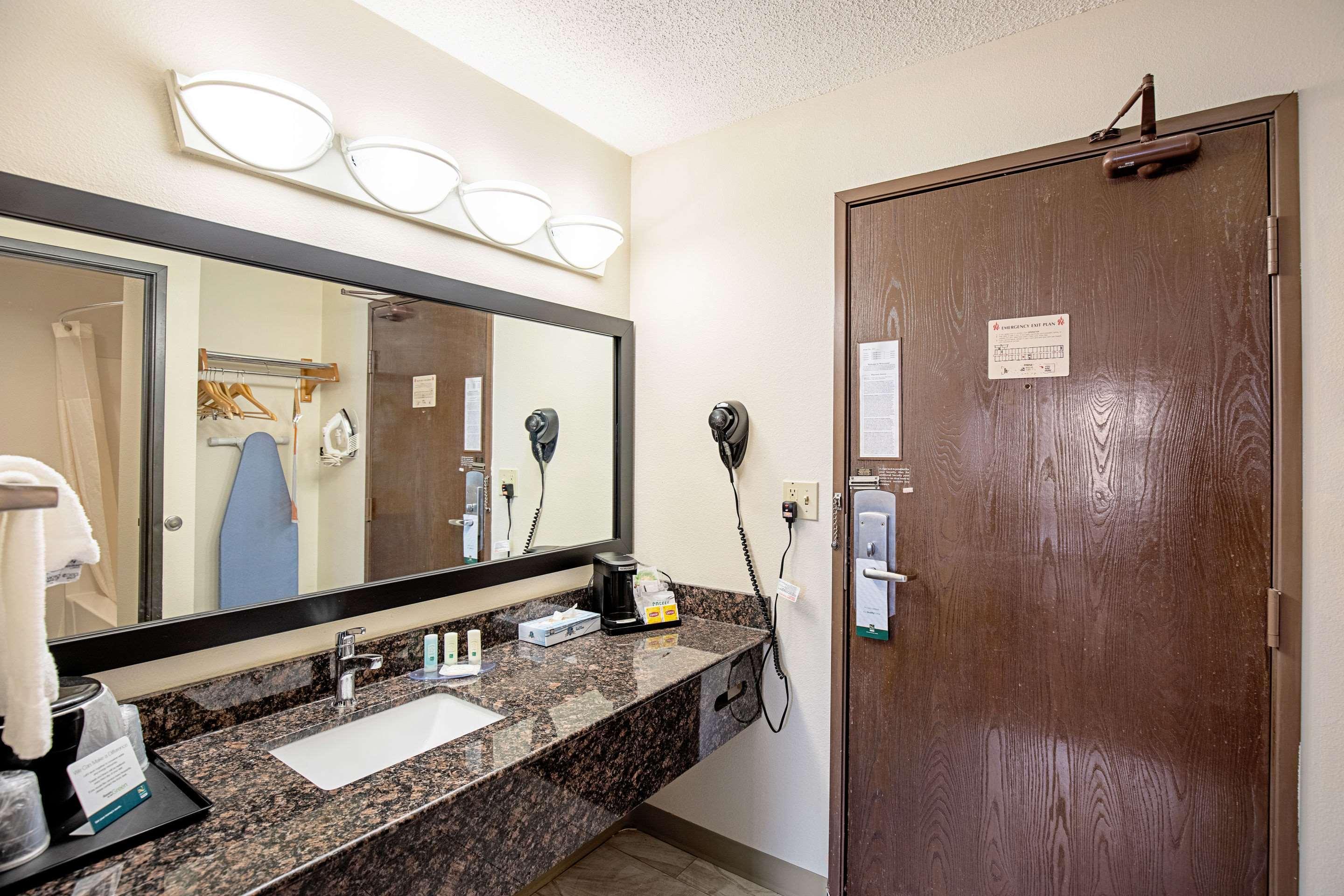 Quality Inn & Suites Milwaukee Exterior foto
